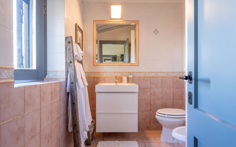 Il Querceto: Badezimmer, Armatur, Flooring, Toilleten Sitz, Toilette, Fussboden, Interior Design, Bad Sink, Sinken, Badezimmerschrank