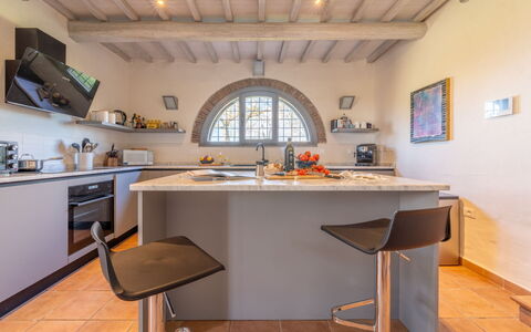 Il Querceto: Möbel, Küche, Interior Design, Countertop, Flooring, Küchengerät, Decke, Cabinetry, Fussboden, Zimmer
