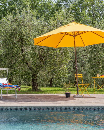 Il Querceto: Gartenmöbel, Möbel, Regenschirm, Schwimmbad, Schatten, Stuhl, Garten, Resort, Sonnenliege, Freizeit