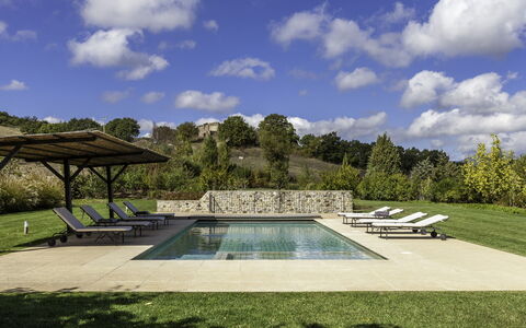 Podere Bella Vista: Schwimmbad, Garten, Ground, Gartenmöbel, Landscaping, Schatten, Flagstone, Rasen, Hinterhof, Sonnenliege