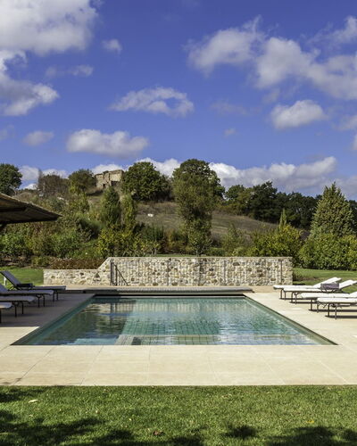 Podere Bella Vista: Schwimmbad, Garten, Ground, Gartenmöbel, Landscaping, Schatten, Flagstone, Rasen, Hinterhof, Sonnenliege