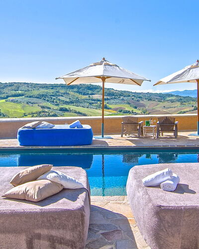Villa Sagrantino: Blau, Schwimmbad, Resort, Gartenmöbel, Regenschirm, Gebirge, Sonnenliege, Hotel, Villa, Eco Hotel