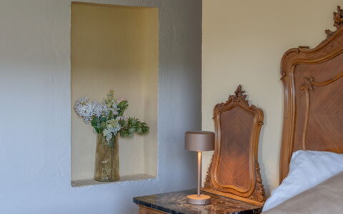 La Piccola Oasi: Interior Design, Zimmer, Holzbeize, Farbe, Hartholz, Bilderrahmen, Lampe, Schublade, Spiegel, Gips