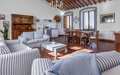 Pinolo Apartment with Pool, Casole D'Elsa: Möbel, Interior Design, Zuhause, Tabelle, Flooring, Stuhl, Zimmer, Wohnung, Wohnzimmer, Decke