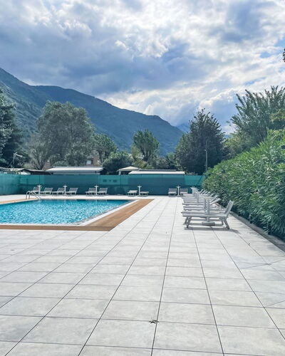 Dervio 626: Schwimmbad, Gebirge, Schatten, Gartenmöbel, Grat, Alpen, Immergrün