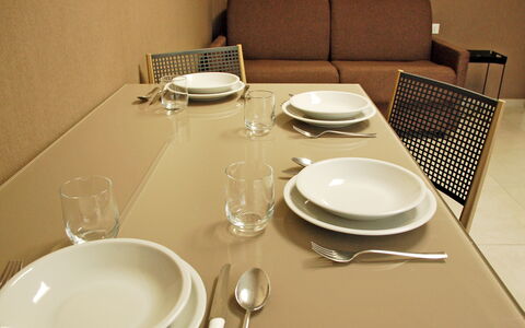 Marconi Seaside Residence, Pool, Wifi, Abruzzo: Möbel, Tabelle, Geschirr, Servierware, Küche & Esszimmer Tisch, Dishware, Stuhl, Teller, Esszimmer