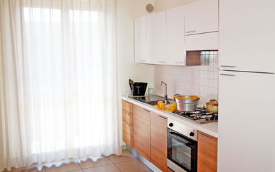 Marconi Seaside Residence - Bilo 3: Küche, Flooring, Küchengerät, Major Appliance, Interior Design, Countertop, Möbel, Holz, Cabinetry, Fussboden