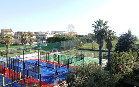 Appartamenti Della Rosa Seaside Abruzzo: Baum, Tennisplatz, Schatten, Freizeit, Racquet Sport, Netz, Park, Landscaping