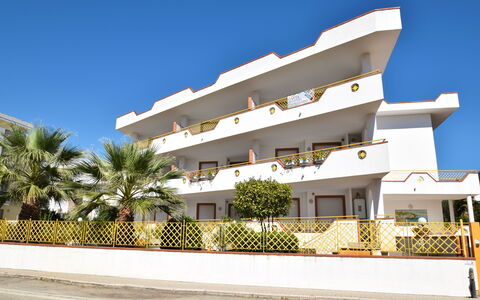 Appartamenti Della Rosa Seaside Abruzzo: Wohnung, Estate, Schatten, Hotel, Balkon, Hazienda, Villa, Zimmerpflanze