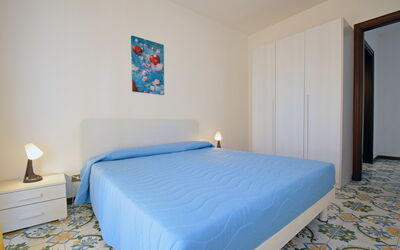 Bilocale della Rosa Seaside Abruzzo: Fussboden, Flooring, Interior Design, Möbel, Zimmer, Schlafzimmer, Bettdecke, Bett, Bedding, Wohnung