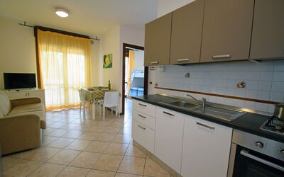 Trilocale della Rosa Seaside Abruzzo: Flooring, Interior Design, Fussboden, Möbel, Countertop, Küche, Zimmer, Küche & Esszimmer Tisch, Decke, Stuhl