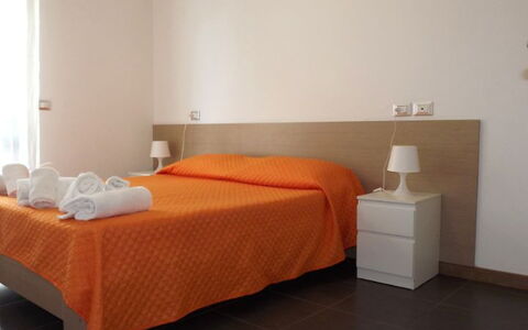 Residence Near The Sea - Abruzzo: Flooring, Fussboden, Holz, Interior Design, Schlafzimmer, Orange, Bettdecke, Zimmer, Decke, Bett