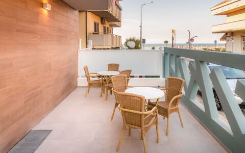 Residence Near The Sea - Abruzzo: Wohnung, Balkon, Urban Design, Eigentumswohnung, Schatten, Hotel