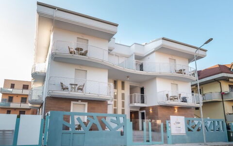 Residence Near The Sea - Abruzzo: Die Architektur, Balkon, Zuhause, Verbundwerkstoff, Wohnung, Tür, Beton, Treppe, Geländer, Daylighting