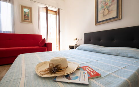 Gallipoli Apartment Ac, Seaside: Möbel, Interior Design, Fussboden, Wohnung, Bett, Zimmer, Schlafzimmer, Zuhause, Bilderrahmen, Bettdecke