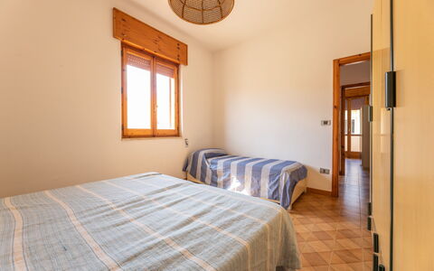 Giovanni Apartment In Gallipoli, Ac, Seaside: Holz, Interior Design, Schlafzimmer, Fussboden, Bett, Flooring, Decke, Zimmer, Wohnung, Bettdecke