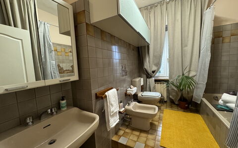 Sto Bene Qua: Flooring, Armatur, Fussboden, Sinken, Toilleten Sitz, Bad Sink, Interior Design, Badezimmer, Toilette, Installation