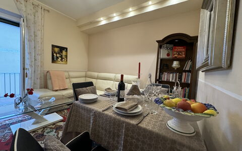Sto Bene Qua: Möbel, Interior Design, Flooring, Zimmer, Fussboden, Decke, Holz, Couch, Beleuchtung, Tabelle