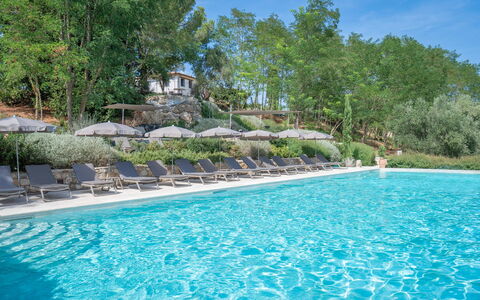 Belmonte Spereto Apartment With Pool, Montaione: Schwimmbad, Gartenmöbel, Resort, Eco Hotel, Sonnenliege, Landscaping, Ferienort, Thermae, Regenschirm, Hazienda