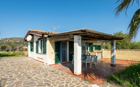 Costa Rei 666: Tür, Hütte, Schatten, Estate, Outdoor Struktur, Veranda, Fahrrad, Villa, Hazienda