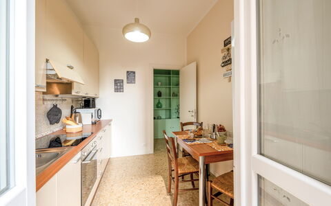 Lory House: Flooring, Interior Design, Fussboden, Holz, Decke, Möbel, Zimmer, Countertop, Küche, Major Appliance