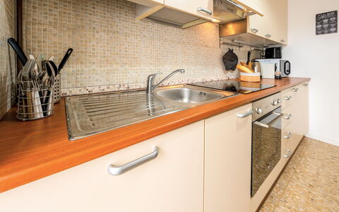 Lory House: Küche, Countertop, Küchengerät, Major Appliance, Flooring, Spüle, Interior Design, Armatur, Cabinetry, Fussboden