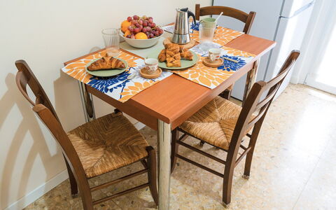 Lory House: Möbel, Holz, Esszimmer, Tabelle, Küche & Esszimmer Tisch, Stuhl, Geschirr, Flooring, Fussboden, Holzbeize