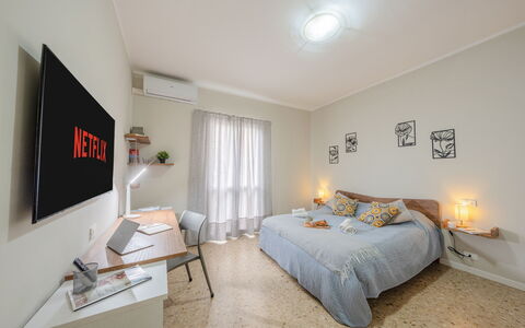 Lory House: Interior Design, Möbel, Bett, Schlafzimmer, Decke, Zimmer, Fussboden, Flooring, Bettdecke, Bedding