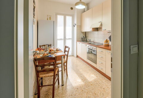 Lory House: Flooring, Fussboden, Interior Design, Holz, Decke, Möbel, Countertop, Zimmer, Beleuchtung, Küche