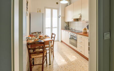 Lory House: Flooring, Fussboden, Interior Design, Holz, Decke, Möbel, Countertop, Zimmer, Beleuchtung, Küche