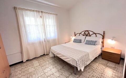 Villasimius 674: Bett, Möbel, Fussboden, Schlafzimmer, Flooring, Interior Design, Bettdecke, Bedding, Holz, Decke