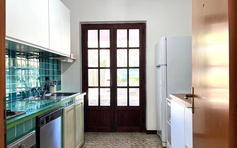 Villasimius 674: Küche, Flooring, Interior Design, Fussboden, Countertop, Holz, Möbel, Küchengerät, Sinken, Cabinetry