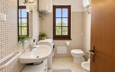Villasimius 674: Armatur, Badezimmer, Bad Sink, Interior Design, Toilleten Sitz, Toilette, Flooring, Sinken, Fussboden, Zapfhahn