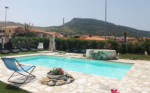 Residenza Agnese Sardegna: Schwimmbad, Resort, Gartenmöbel, Freizeit, Flagstone, Water Feature, Eco Hotel, Regenschirm, Schatten, Hazienda