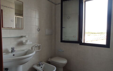 Residenza Agnese Sardegna: Armatur, Flooring, Fussboden, Badezimmer, Interior Design, Toilleten Sitz, Toilette, Sinken, Installation, Zapfhahn