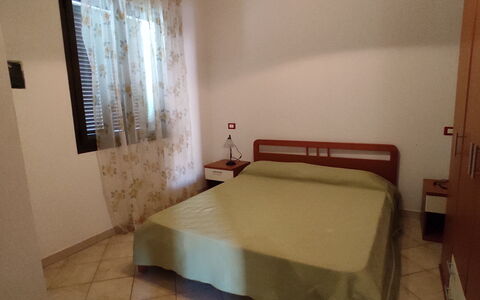 Residenza Agnese Sardegna: Bett, Möbel, Schlafzimmer, Fussboden, Flooring, Bettdecke, Interior Design, Zimmer, Bedding, Bettrahmen