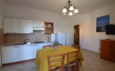 Residenza Agnese Sardegna: Flooring, Möbel, Interior Design, Fussboden, Küche & Esszimmer Tisch, Tabelle, Zimmer, Decke, Countertop, Küche