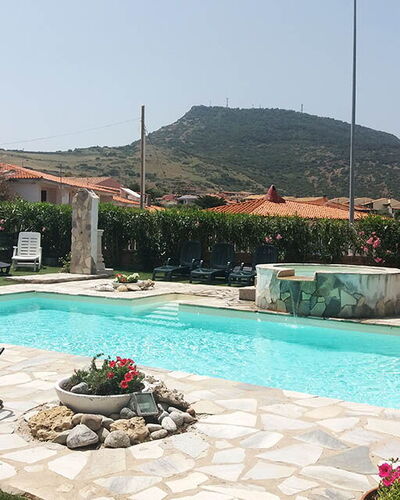 Residenza Agnese Sardegna: Schwimmbad, Resort, Gartenmöbel, Freizeit, Flagstone, Water Feature, Eco Hotel, Regenschirm, Schatten, Hazienda