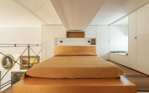 Portello Square Lux Apartment Genova: Interior Design, Flooring, Möbel, Bett, Schlafzimmer, Fussboden, Holz, Bettdecke, Decke, Beleuchtung