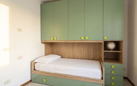 Jai Jai: Möbel, Interior Design, Holz, Flooring, Fussboden, Schlafzimmer, Zimmer, Bett, Beleuchtung, Regale