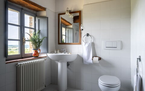 In the Heart of Chianti, Pool, Wifi, View - Lillia: Armatur, Bad Sink, Interior Design, Badezimmer, Installation, Zapfhahn, Sinken, Zimmer, Spiegel, Light Fixture