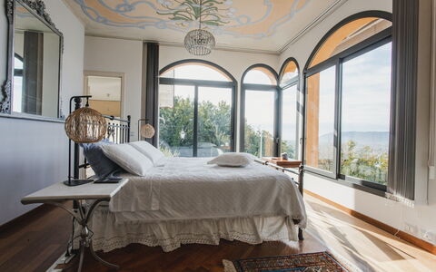 Villa Vernazza: Möbel, Bett, Interior Design, Schlafzimmer, Bedding, Bettdecke, Linens, Fussboden, Beleuchtung, Bettrahmen