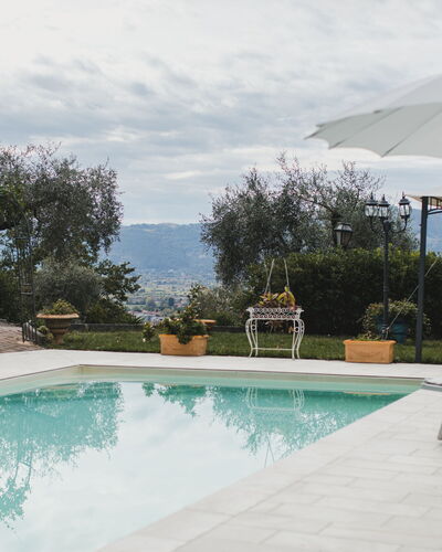 Villa Vernazza: Schwimmbad, Freizeit, Gartenmöbel, Resort, Blumentopf, Flagstone, Ferienort, Regenschirm, Urlaub, Zimmerpflanze