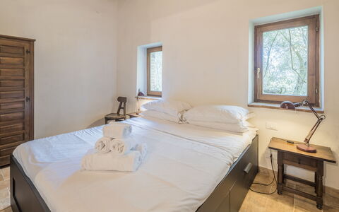 Cottage Monti Pet Friendly With Shared Pool: Schlafzimmer, Wand, Bett, Interior Design, Holz, Decke, Fussboden, Bettdecke, Flooring, Bedding