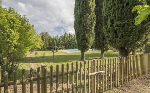 Cottage Monti Pet Friendly With Shared Pool: Gras, Zaun, Wiese, Kofferraum, Gehölz, Garten, Home Fechten, Wiese, Rasen