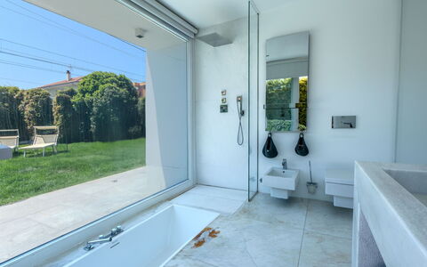 Villa Rosa Del Mare: Flooring, Armatur, Interior Design, Fussboden, Badezimmer, Verbundwerkstoff, Installation, Zapfhahn, Fliese, Badewanne