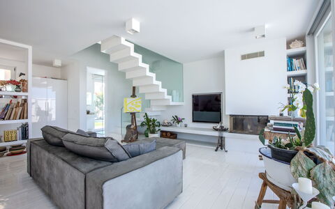 Villa Rosa Del Mare: Interior Design, Möbel, Flooring, Wand, Couch, Fussboden, Holz, Decke, Wohnzimmer, Zuhause