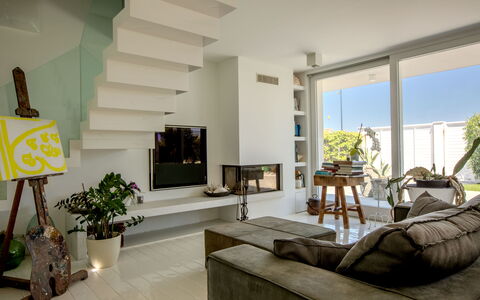 Villa Rosa Del Mare: Möbel, Interior Design, Flooring, Wand, Couch, Fussboden, Wohnzimmer, Holz, Decke, Zimmer