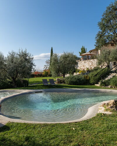 Villa L'elsa Beautiful Country Home With View: Garten, Water Feature, Schwimmbad, Hinterhof, Landscaping, Teich, Garten, Flagstone, Gartenmöbel, Villa
