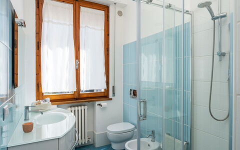 Casamia Tuscan Oasis: 4Br Panoramic Penthouse, Sky: Interior Design, Badezimmer, Armatur, Flooring, Fussboden, Sinken, Zapfhahn, Bad Sink, Zimmer, Installation
